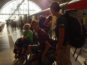 Gruppe am Bahnsteig in Frankfurt am Main