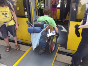 Rollstuhlfahrerin steigt in eine Bahn ein