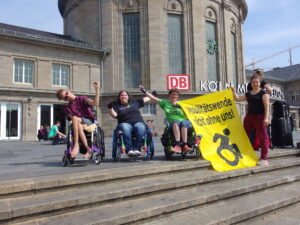 Gruppenfoto am Bahnhof Köln Messe Deutz mit Banner 'Mobilitätswende nicht ohne uns!'