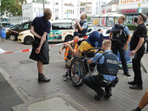 Polizei durchsucht einen Rollstuhlfahrer