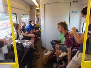 Wir sitzen alle in der Regional Bahn nach Ingelheim.