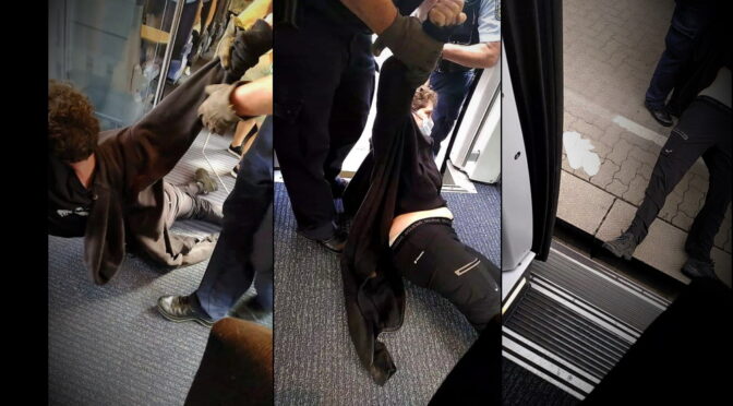 eine Person wird durch Polizeibeamten aus einem Zug gezerrt, die beamten haben sie an den Armen gepackt, sie wurd durch die Einstiegstür und Treppe geschleift. Es gibt 3 Fotos die nebeneinander sind, also eine Collage.