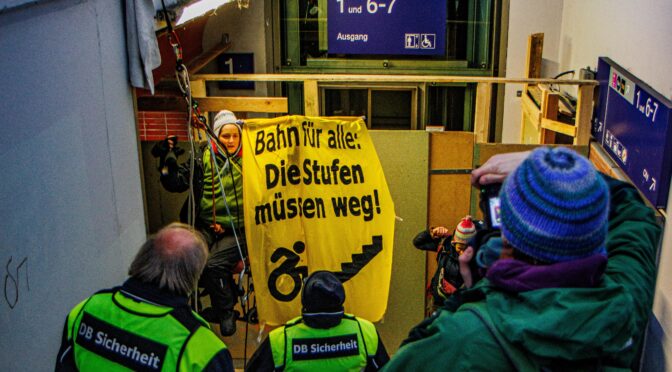 Protest(Kletter)aktion für Barrierefreiheit am Lüneburger Bahnhof