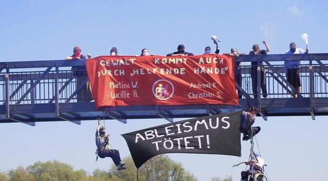 Ableismus tötet – Kletteraktion am Gedenktag der Morde im Oberlindhaus